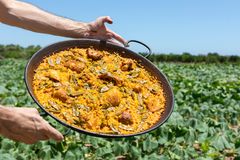Den valencianske paella tilberedes med lokale råvarer.