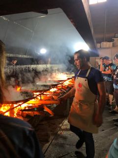 Ildens mester Rafa Margós tilbereder Valencias traditionelle paella.