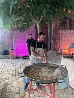 Rafa Margós tilbereder paella.