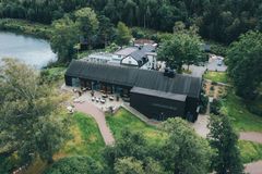 Hällsnäs Hotell & Restaurant ligger idyllisk ved søen.