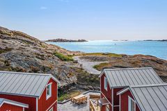 Hos Dyröns Värdshus kan man bo i rødmalede fiskerhytter lige ved vandet.