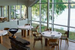 Glasveranda på Restaurang Signum med smuk udsigt over søen