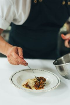 Der serveres lækker mad på Hällsnäs Hotel & Restaurant