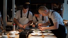 Der arbejdes i køkkenet på Restaurant Signum på Hällsnäs Hotell & Restaurang