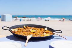 Paella kan nydes ved Valencias lange strand.