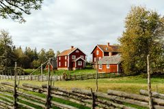 Åsens by I Småland, med de klassiske svenske røde træhuse.