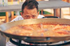 At lave paella kræver precision.
