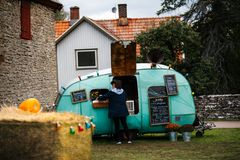 Servering fra en campingvogn ved Ølands høstfest.