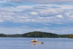 Flydende middage midt på søen ved Annerstad Prästgård.