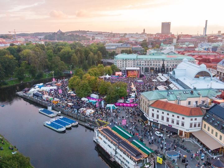 Kulturkalaset i Gøteborg med den store scene på Kungstorget lige ved Saluhallen.