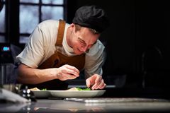 Kokken anretter en tallerken hos restaurant LOKAL på Råda Säteri.