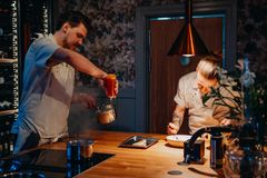 Kokkene anretter hos Restaurang Åsundsholm.