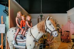 Prøv at sidde på Pippis hest Lille Gubben på Filmbyn Småland.