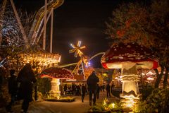 Et billede i aftenbelysning fra en forlystelsespark ved halloween