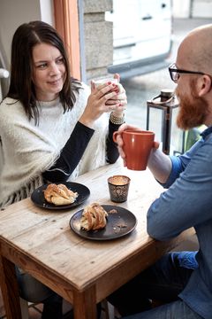 En dejlig fika-pause med kaffe og kanelbolle.