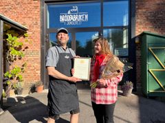 Vinderen Eric Ericsson bliver gratuleret af Gunilla Davidsson fra Turistrådet Västsverige.