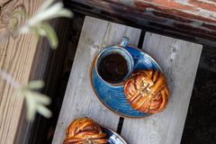 Kaffe og kanelbolle, en helt klassisk svensk fika fra Brödfabriken i Jonsered.