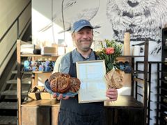 Den glade vinder Eric Ericsson på Brödfabriken i Jonsered.
