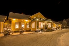 Toftaholm Herrgård, flot dækket i sne og pyntet med lys.