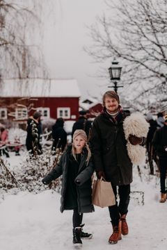 På Eksjö julemarkeder kan man finde keramik, sølvsmedearbejde, enebærkranse og strik.