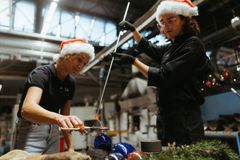 Glaskuler i produktion i Kosta.
