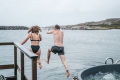 Par på vej i vandet ved Kajkanten