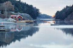 Spejlblank skovsø hos Lagunen.