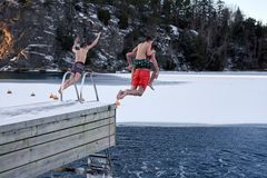 Vinterbadning for de vovede hos Lagunen.