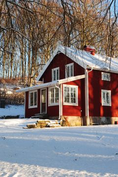 Svensk hus i vintersol Anfasteröd Gårdsvik