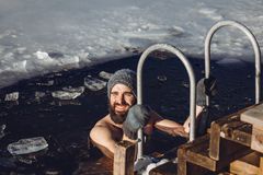 Vinterbadning i solen hos Kroppefjäll.