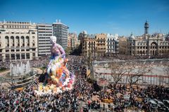 Et stort, detaljeret kunstværk på en plaza under Fallas-festivalen 2019 i Valencia.