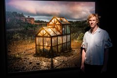 Erik Johansson med et af sine værker