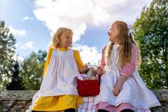 Madicken og hendes søster Lisabet i Junibacken