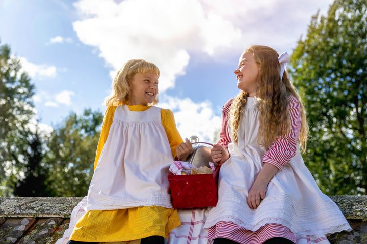 Madicken og hendes søster Lisabet i Junibacken