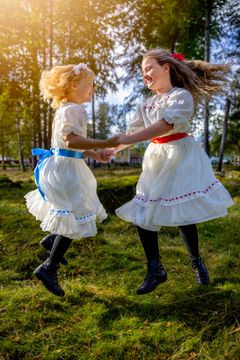 Madicken og Lisabeth danser.