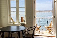 Nye huse lige ved havet hos Hotel Strana.