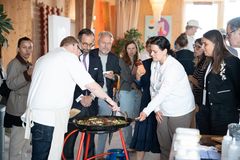 Jimmy Holm serverer sin vinderpaella for dommerne ved den nordiske semifinale i København 2026.