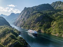 Havila Voyages sejler gennem Trollfjorden.