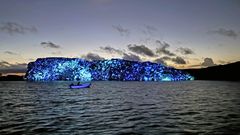 Lysinstallation Island of Light Smögen 2025 af Philip Frank.