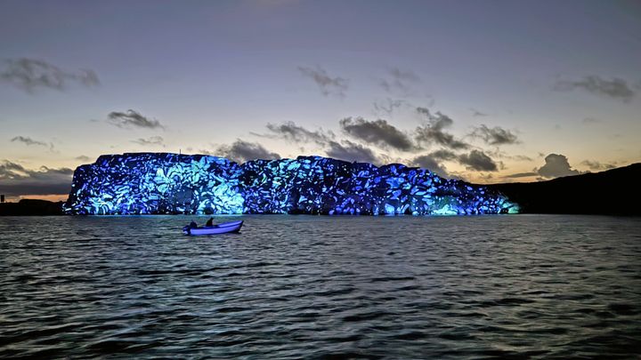 Lysinstallation Island of Light Smögen 2025 af Philip Frank.
