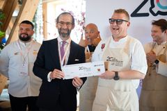 Jimmy Holm har vundet den nordiske og baltiske semifinale i World Paella Day Cup 2026. Prisoverrækkelse med den spanske ambassadør Salvador Rueda Rabanal.