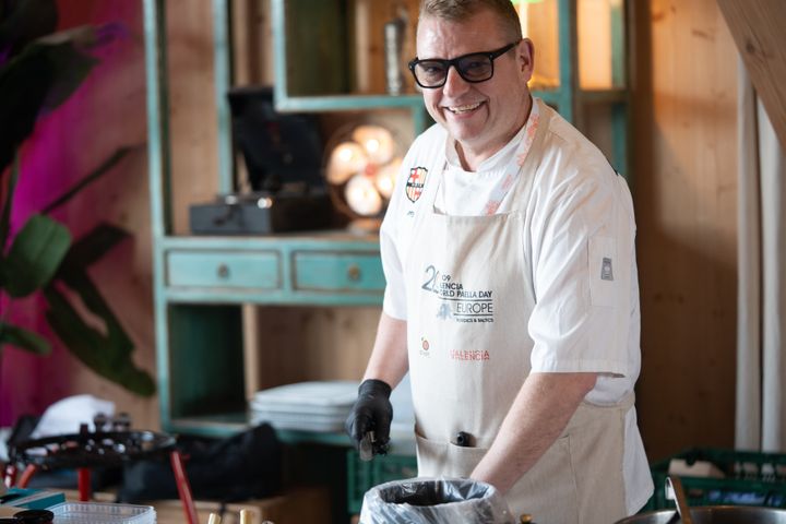 Jimmy Holm tilbereder paella ved den nordiske semifinale i World Paella Day Cup 2026.