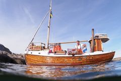 Den første mandag efter 20. september begynder hummerfiskeriet i Bohuslän, og flere steder langs kysten kan besøgende tage med lokale fiskere på havet og opleve fiskeriet tæt på.