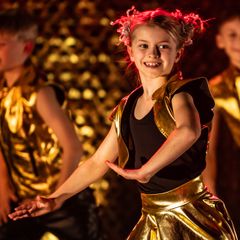 Flying Superkids er tidligere blevet omtalt som en blanding af cirkusartist-showet Cirque de Soleil og High School Musical.