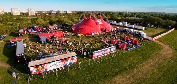 Paladsteltet og Flying Superkids Byen er nu bygget op og klar til at modtage familie og venner til årets store gymast-show med fokus på fællesskab og trivsel