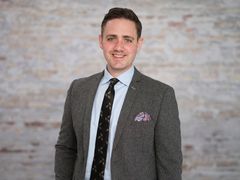 Når vi synger, åbner vi et rum, hvor det menneskelige får plads – på tværs af alder, baggrund og overbevisning. I en polariseret tid er det helt afgørende, forklarer Christian Egander Skov, der som programleder i Prospekt deltager i arrangementet.