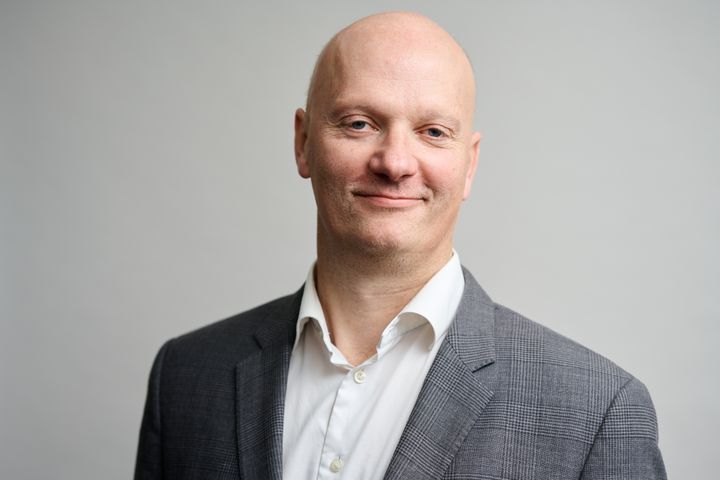 "Det gode liv handler ikke om status eller storbyliv, men om at høre til. Hvor staten trækker sig, løfter familier og civilsamfund fortsat opgaven – og det er dér, vi finder det gode liv,” siger rapportens forfatter, ph.d. og kulturforsker Kasper Støvring.
