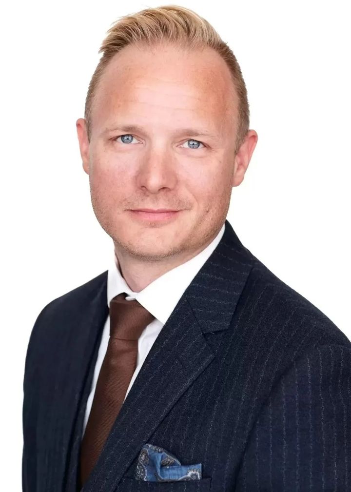 “Hvis EU skal kunne føre en troværdig sikkerhedspolitik, må unionen afdemokratiseres på dette område. Og det kan underminere opbakningen til hele projektet – netop i en tid, hvor støtten i flere lande allerede er udfordret. Det er og bliver et demokratisk EU-dilemma,” konkluderer tænketankens EU-ekspert Morten Jarlbæk Pedersen