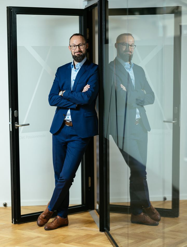 “Jeg har set meget frem til at udgive bogen – og at den ovenikøbet rammer midt i en valgkamp, gør den kun endnu mere relevant. Det kalder på en bredere samtale om den politiske kampplads og om, hvad vi egentlig vil med Danmark,” siger Martin Kyed.