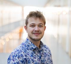 "Det er slående, at regeringen kalder sit projekt “Børnenes Danmark”, men næsten ikke forholder sig til familien som et selvstændigt fællesskab. Familien anerkendes som rammen om barnets opvækst, men derefter handler det næsten udelukkende om de offentlige institutioner omkring barnet. Hvis regeringen virkelig vil skabe Børnenes Danmark, er den nødt til også at spørge, hvilke rammer børnene og deres familier har, når institutionsdøren lukker", siger Max Manøe Bjerregaard